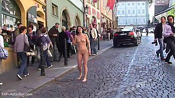 Eccitante Mostra All'Aperto Di Nudità Di Donne Arrapate Per Le Strade Della Città