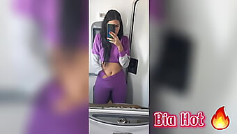 섹시하고 Horny한 브루넷 Bia가 공공 버스 화장실에서 자위합니다