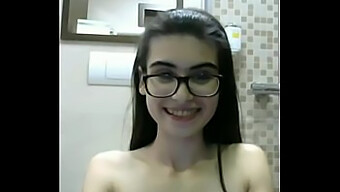 Adolescente Italiana Pequena Se Masturba Em Exposedcams.Cf Em Sessão De Câmera Amadora