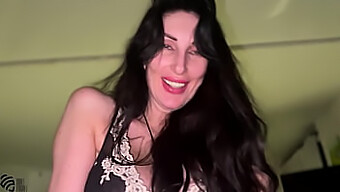 Horké Domácí Video Brunetky Milf Saint, Jak Dosahuje Orgasmu