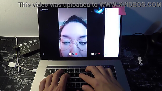 Spaanse Volwassen Ster Geeft Een Webcam Pijpbeurt En Handjob Aan Een Fan