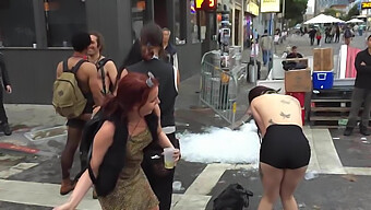 Vidéo Au Ralenti D'Un Bdsm Public Pour La Saint-Valentin