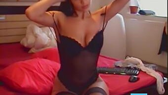 Sultry Webcam Goddess Engages In Steamy Amateur Sessions