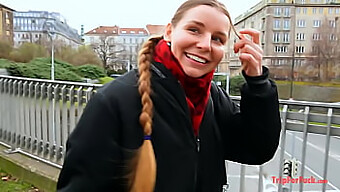 Pov D'Un Blanc Qui Éjacule Dans Une Fille Asiatique Avec Une Coiffure Européenne Tressée