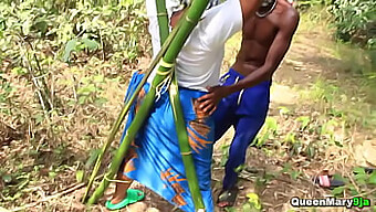 Una Sexy Mujer Negra Está Atada Al Aire Libre Y Vigorosamente Penetrada