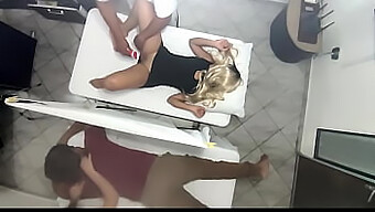 Uma Massagem Quente Se Transforma Em Um Ménage Proibido Em Um Salão De Massagem Para Casais.