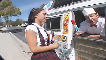 Adolescente Disfruta Del Sexo Anal Hardcore Con Helado