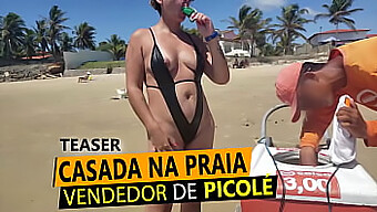 Loira Sexy Mostra Seus Atributos De Fio Dental Na Praia Para Um Vendedor De Picolés