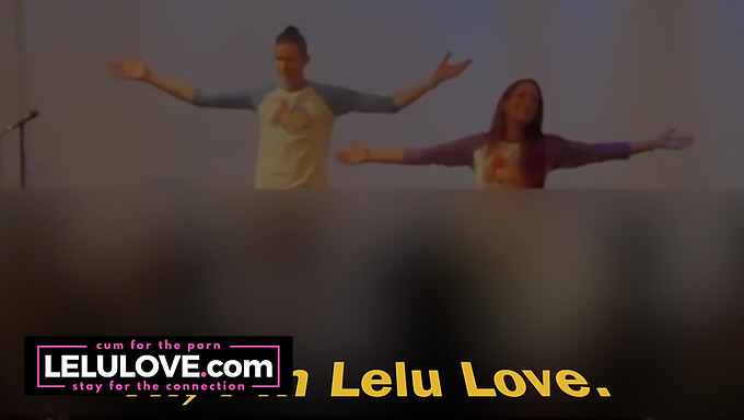 ウェブカメラで共有された初めての非アダルトライブパフォーマンスのスリルを体験するカップル - Lelu Love